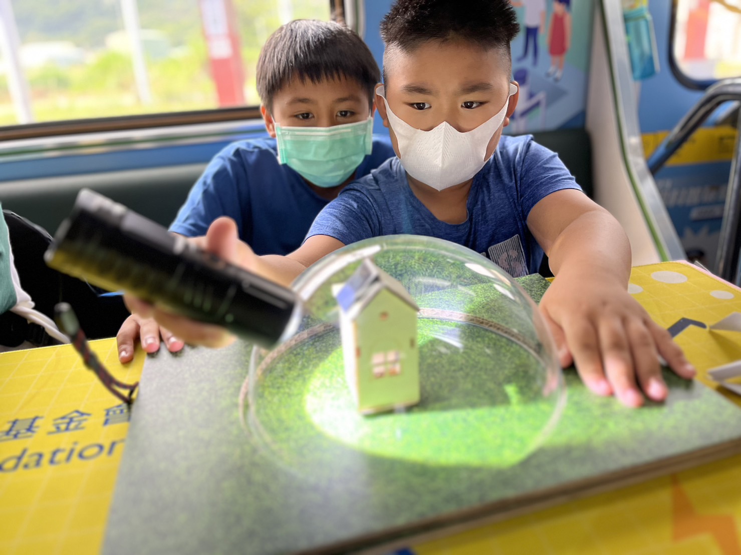 友達參與基礎科學主題車廂，以STEAM教學精神，設計「逐日科學家」、「太陽能工程師」以及「淨零建築師」三大能源科普課程和實驗