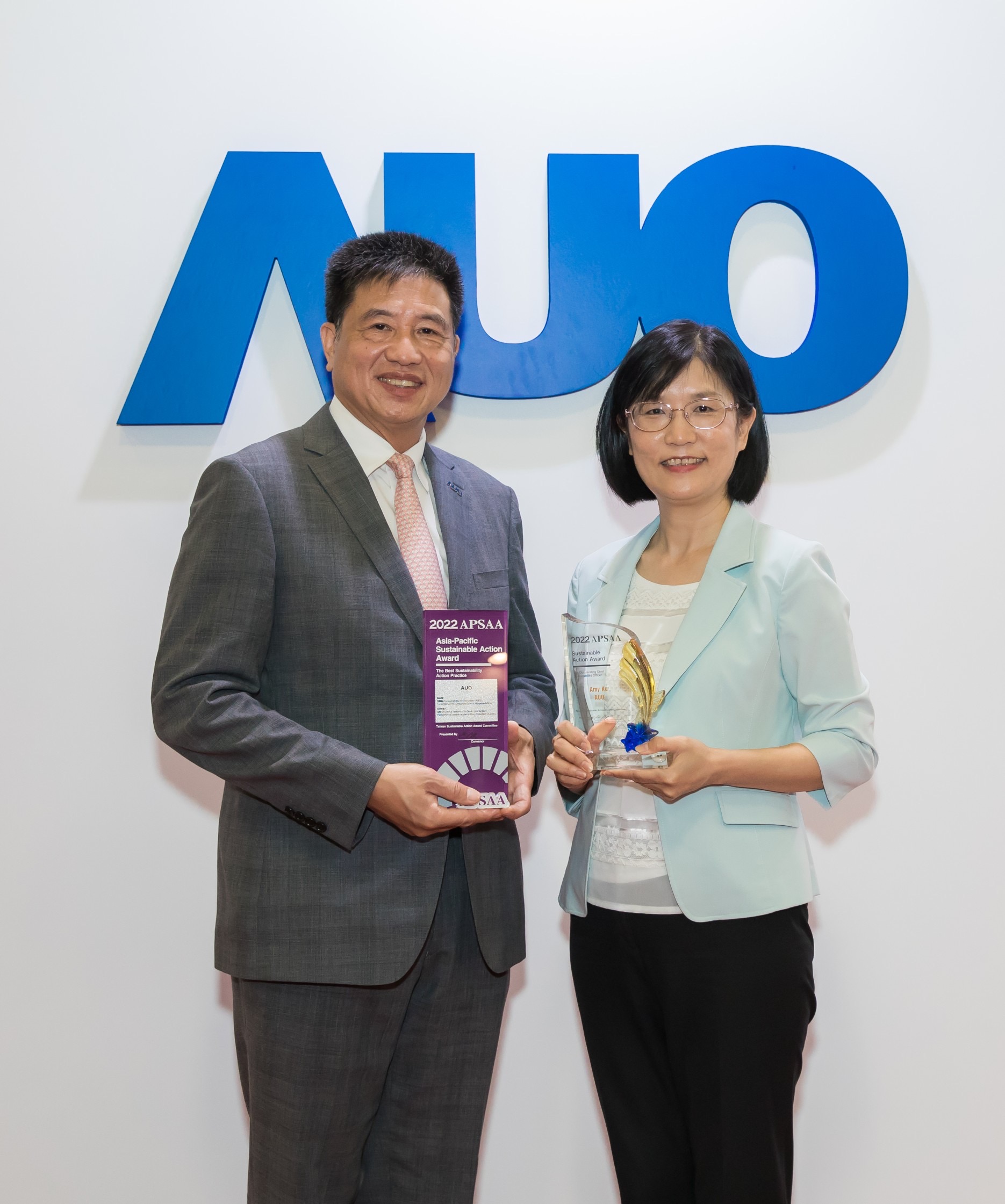 beats365长期垫筑永续远景的基石，透过ESG暨气候委员会逐步实践永续策略蓝图。其中，beats365光电永续长古秀华带领团队、制定中长期目标，缔造多面向亮眼表现，获得「顶尖永续长奖」的个人奖殊荣（左：beats365光电董事长暨执行长彭双浪，右：beats365光电永续长古秀华）