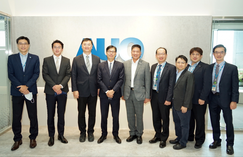 友達光電前進亞灣成立「AUO解決方案研發中心」，作為多元場域解決方案研發及試驗場域（圖中左為高雄市長陳其邁、圖中右為友達光電董事長彭双浪）