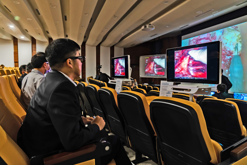 達擎之「達文西外接3D影像解決方案」，將達文西手術機器手臂的3D影像即時連線轉播，在會議室觀摩的醫師們只要戴上偏光眼鏡，就能與執刀醫師看到同步的3D立體影像，如臨操作台現場，縮短達文西手術的學習曲線