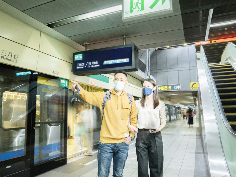 友達旗下達擎之客製化TARTAN顯示器，於台北捷運中山站亮相。以獨特長條型比例與高畫質特色，為台北捷運站帶來嶄新的都會車站風貌