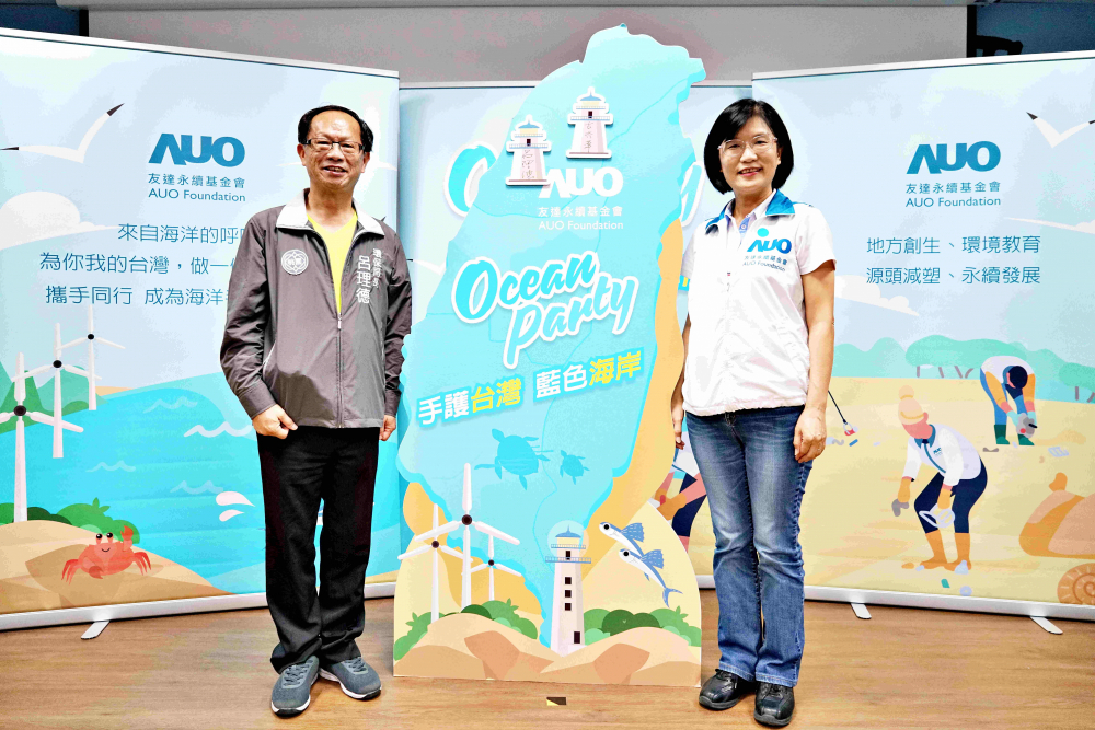 友達光電永續長古秀華（右）與桃園市環保局局長呂理德（左）進行海岸線認養儀式，簽署於象徵藍色宣言的海岸永續燈塔上，承諾以實際行動與環境教育方式，投入桃園海岸線守護行列