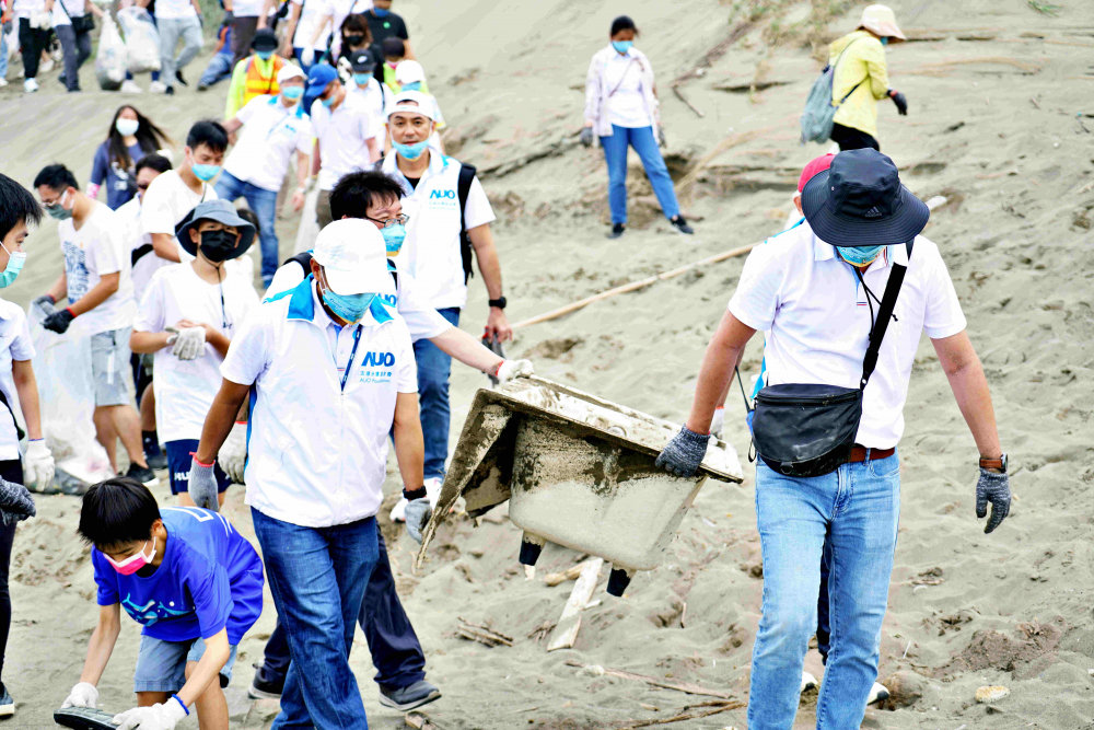 友達永續基金會2022 Ocean Party活動，與桃園市政府環保局、海湧工作室、觀音樹林里社區多方合作，一同手護台灣藍色海岸