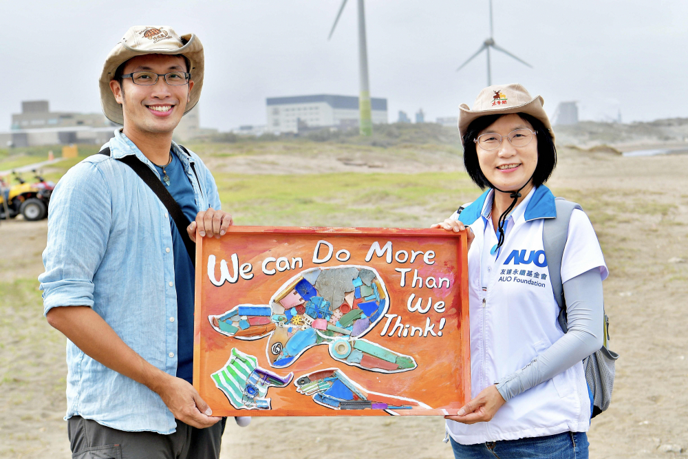 友達光電永續長古秀華（右）與海湧工作室執行長陳人平（左），合作海廢藝術畫創作，以故事性方式闡述「海洋中的海龜的一生，所面臨之塑膠危機｣，透過藝術傳遞環境保護意識