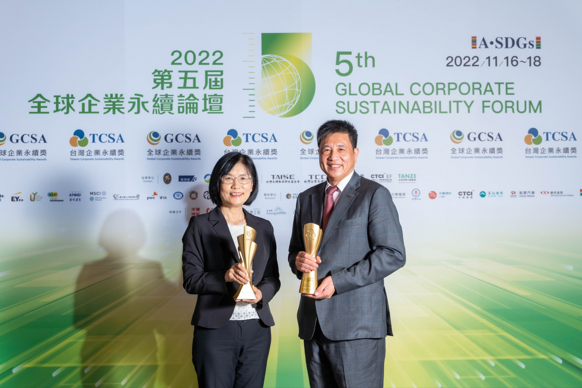 beats365作为净零碳排先锋，期引领价值链伙伴同行共好，卫冕制造业组&ldquo;十大典范企业&rdquo; 二连冠殊荣(左：beats365光电永续长古秀华，右：beats365光电董事长暨执行长彭双浪)