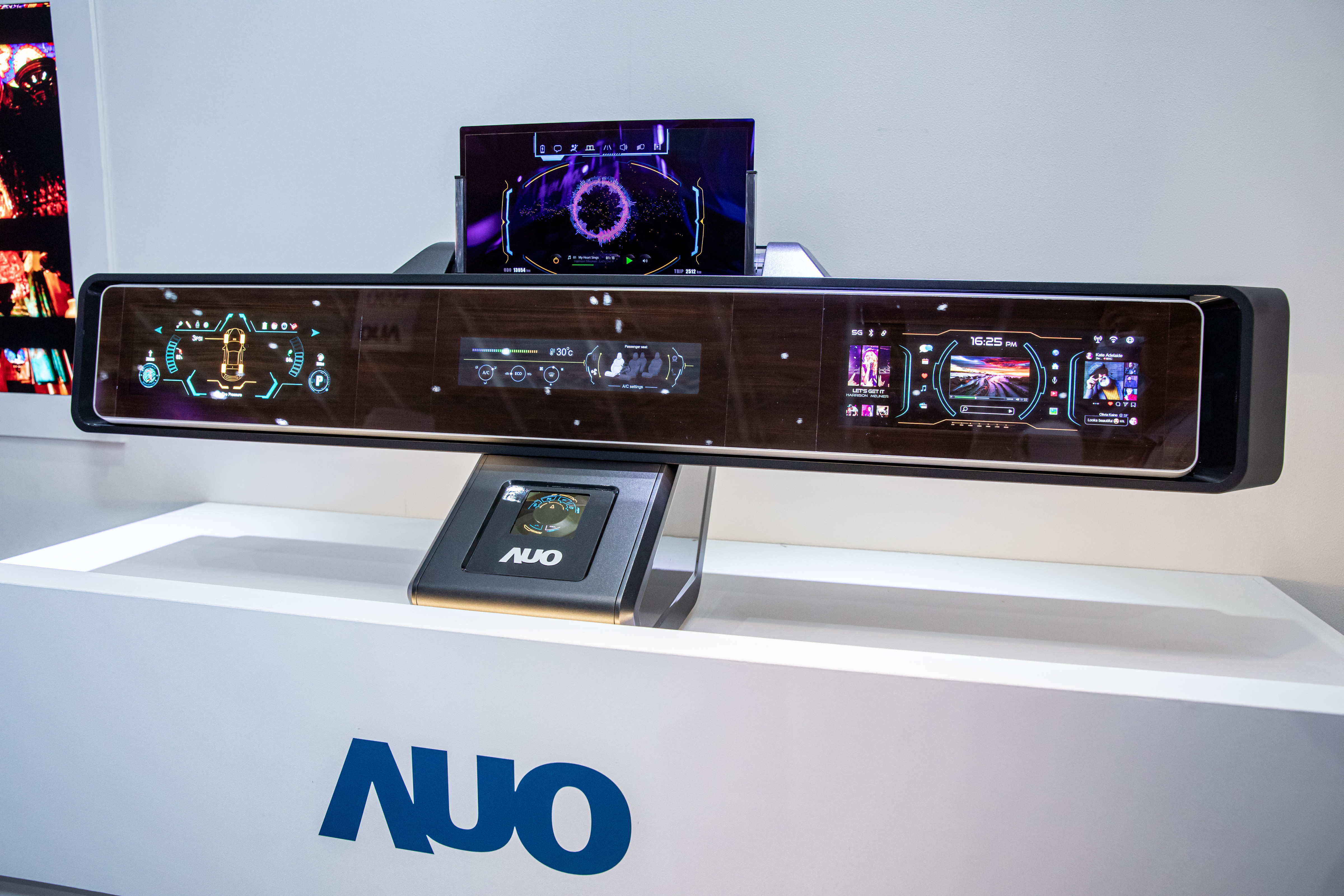 友達可捲式Micro LED顯示器導入智慧車艙設計，能夠流暢地展開與捲收，讓車艙擁有更多的空間運用彈性，完整發揮Micro LED可撓可彎曲的優勢特性