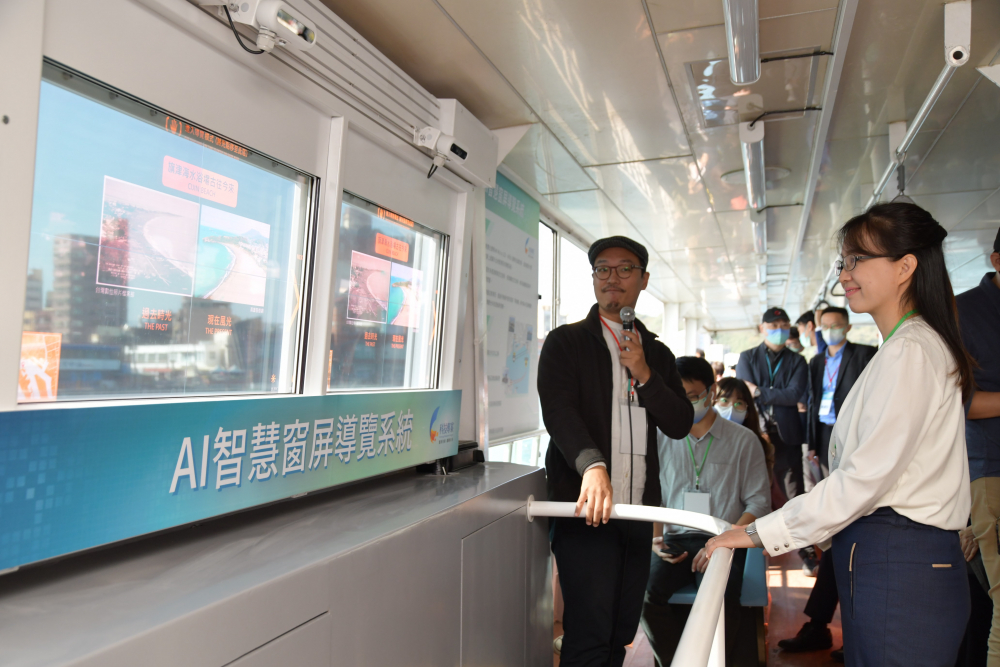 友達整合透明Micro LED智慧窗，透過景物GPS座標定位追蹤乘客視線，可即時在智慧窗提供正確的導覽資訊