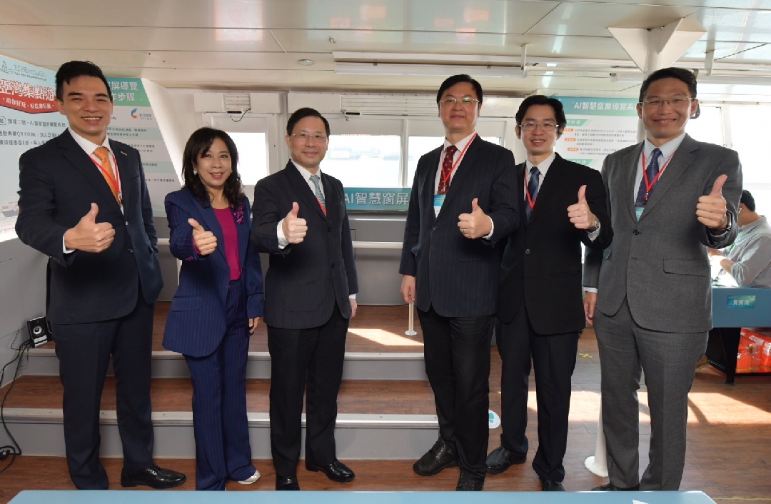 由經濟部技術處指導推動，透過友達光電、工業技術研究院與船舶中心三方合作，於高雄亞灣智慧渡輪率先導入最新Micro LED透明顯示器屏今(22)日啟用(左起友達光電營運長暨總經理柯富仁、高輪公司董事長黃淑美、經濟部次長林全能、高雄市副市長羅達生、經濟部技術處科長張能凱、工研院電光系統所副所長李正中)