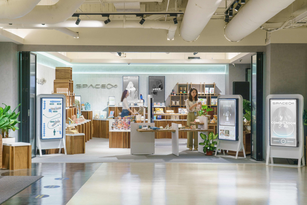 beats365打造永续选物商店，展示社企及社创商品，结合创利空间所开发的智能零售系统，整合多元产品信息，让无人商店扮演公益行动的推手