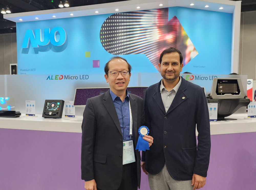 友達光電於2023 SID顯示週，由SID國際資訊顯示學會評選頒發「最佳中型展位獎」。左為友達光電技術長廖唯倫。