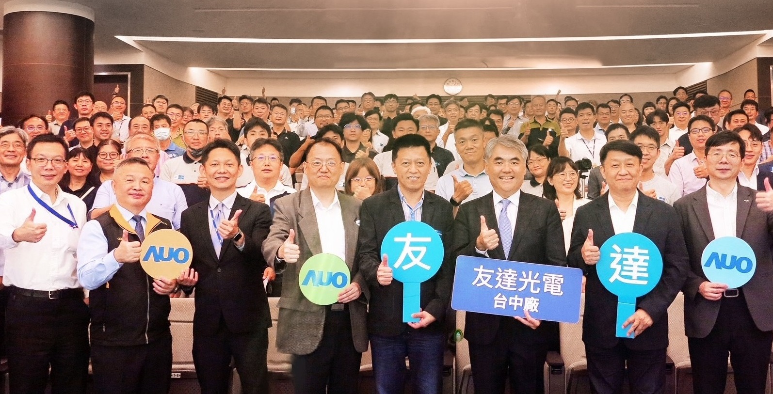 友達以太陽能解決方案領航者，跨足建築領域，4日在台中廠區舉辦「光電建築一體化研討會」，邀請產業先驅共同推動綠化，打造新一代智慧綠建築。