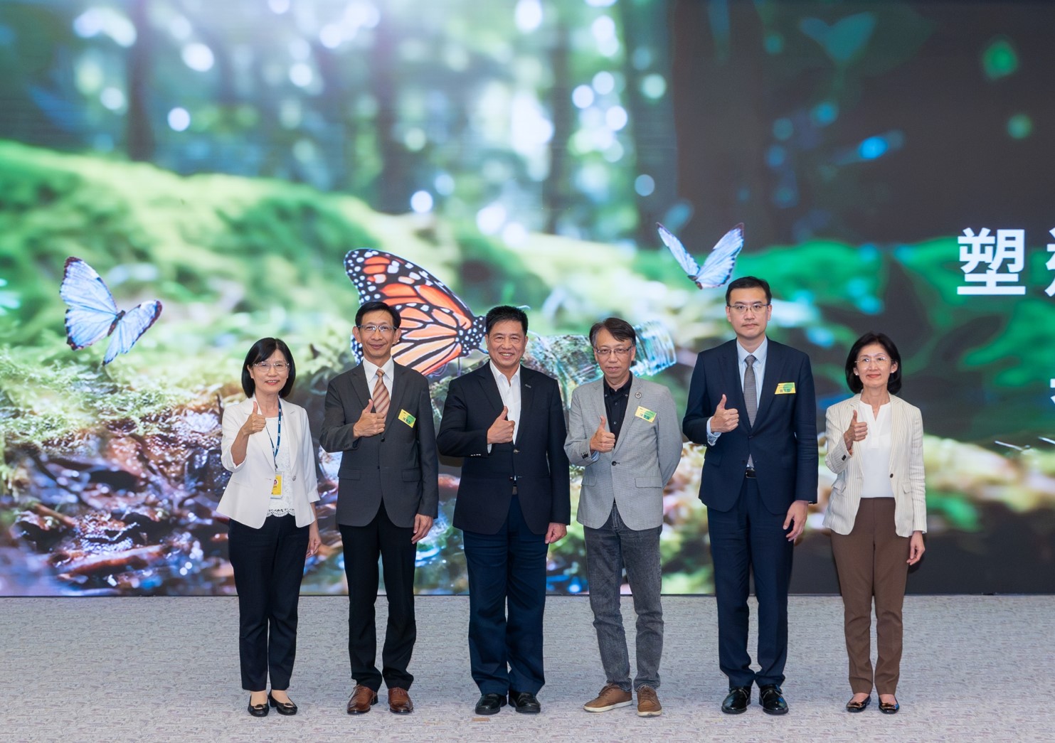 友達2023 CSR共榮大會，邀請領域專家分享交流生物多樣性管理趨勢、無塑產品、海廢永續塑料等議題  （圖左到右：友達光電永續長古秀華、3M台灣技術長陳君杰、友達光電董事長暨集團策略長彭双浪、光寶科技企業永續發展處處長陳慶暉、安永聯合會計師事務所執業會計師曾于哲、友達光電供應鏈總部副總經理吳宜芳）