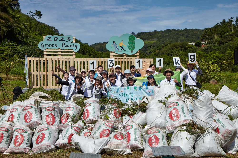 友達集結超過200位志工，攜手移除高達1311公斤的外來入侵種「小花蔓澤蘭」
