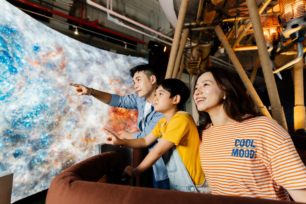 友達打造全台最大寬6公尺、高4公尺、唯一搭載LED弧形拼接顯示屏的動感飛行船，讓乘客駐足在熱氣球上，享受身歷其境的偽出國旅遊樂趣