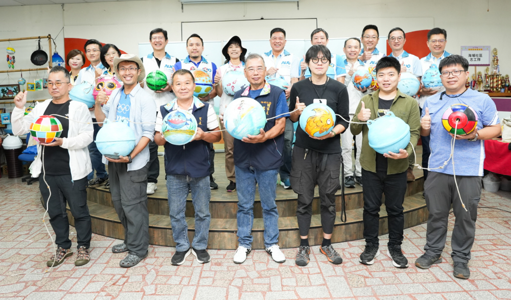 友達光電暨友達永續基金會董事長彭双浪與農業部林業及自然保育署新竹分署夏分署長、供應商夥伴、在地鄰里協會、社企團體，以循環再生的海廢浮球倡議從源頭減廢，為地球移除塑膠垃圾，共同「手」護台灣美麗海岸