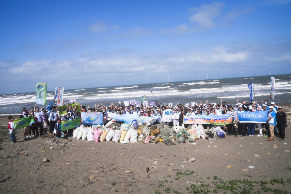 友達永續基金會召集企業志工、產官學和供應商夥伴，在苗栗後龍外埔魚港1340保安林海岸淨攤，齊心協力清除1.2公噸海洋廢棄物，以行動實踐對環境友善的承諾