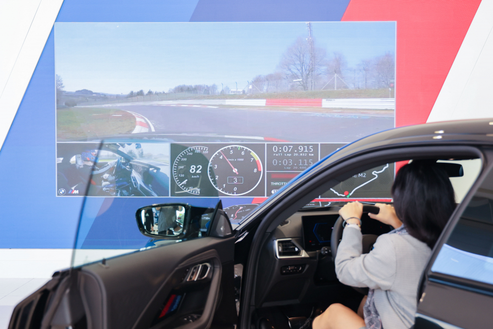 顧客按下虛擬Engine Start按鈕，啟動預選車款的引擎聲浪，螢幕同時呈現德國紐柏林賽道的試駕畫面，坐進車內一秒化身駕駛員馳騁奔騰