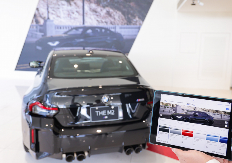 賞車介面即時投放到LED牆上，顧客可即時更換車輛內裝、零件選配與車款配色，提供近乎與實車等比例的沉浸式無死角虛擬賞車體驗