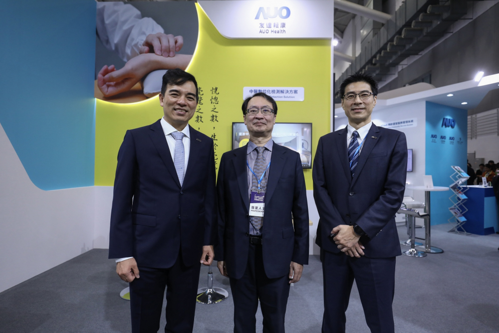 首次於醫療科技展亮相的友達耘康，捐贈數位化檢測設備與研究經費，協助衛福部國家中醫藥研究所打造中醫大數據資料庫。圖由左至右為友達光電執行長暨總經理柯富仁、衛福部國家中醫藥研究所所長蘇奕彰、友達光電智慧醫療事業群總經理廖世宏