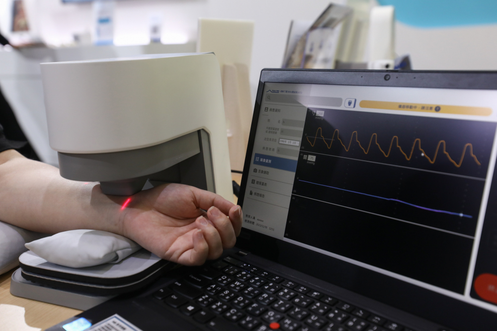 友達耘康脈象檢測系統透過電腦精準控制升降系統，還原中醫師三指把脈過程的舉、按、尋手法，將脈象感受轉化成數據，未來可結合大數據分析，實現智慧醫療及準確性