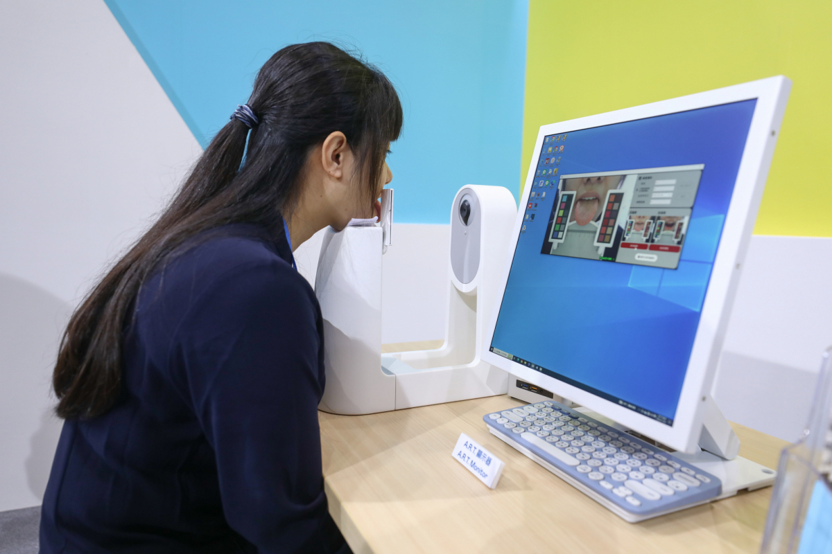 友達耘康延伸友達卓越的感測技術及色彩管理專長，研發出舌象擷取系統，可提供數據化、影像化的檢測結果，輔助醫師與專業醫事人員做為臨床研究、檢測結果評估與檢測紀錄的留存