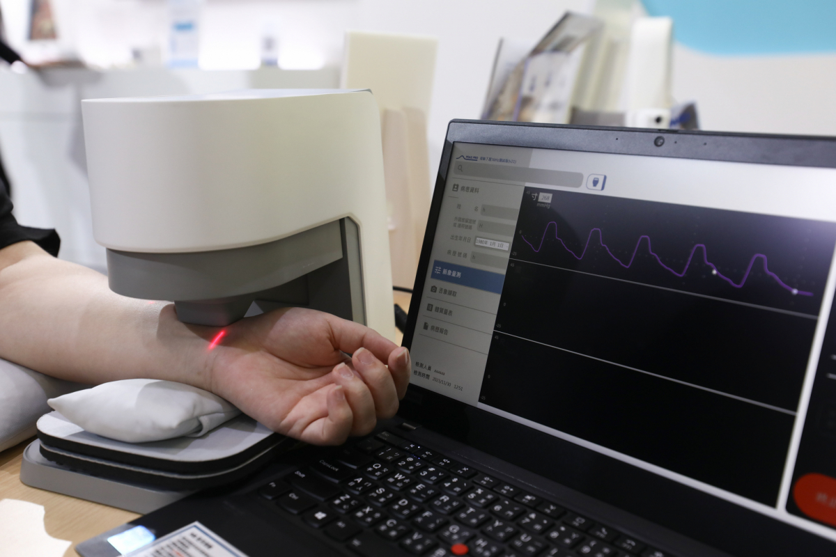 友達耘康脈象檢測系統透過電腦精準控制升降系統，還原中醫師三指把脈過程的舉、按、尋手法，將脈象感受轉化成數據，實現智慧醫療及準確性