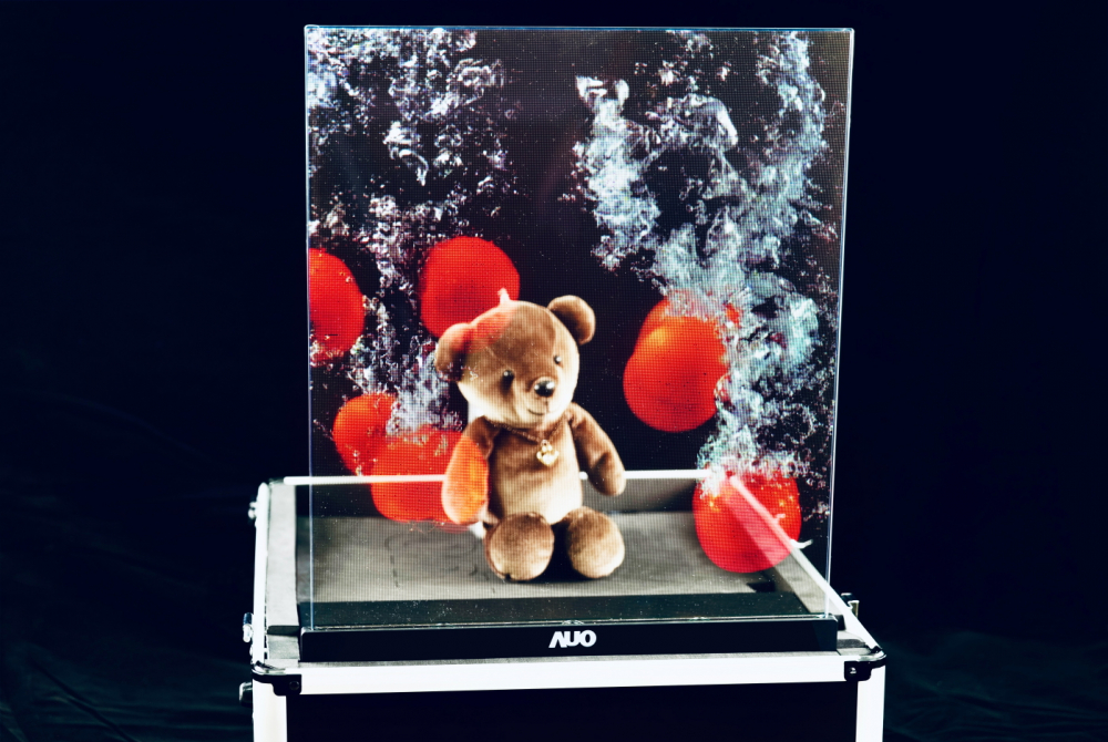 友達以次世代Micro LED顯示技術打造之透明顯示器，具備高穿透、低繞射、高亮度、可拼接之特性，可廣泛應用於智慧移動、零售、育樂和醫療等多元場域