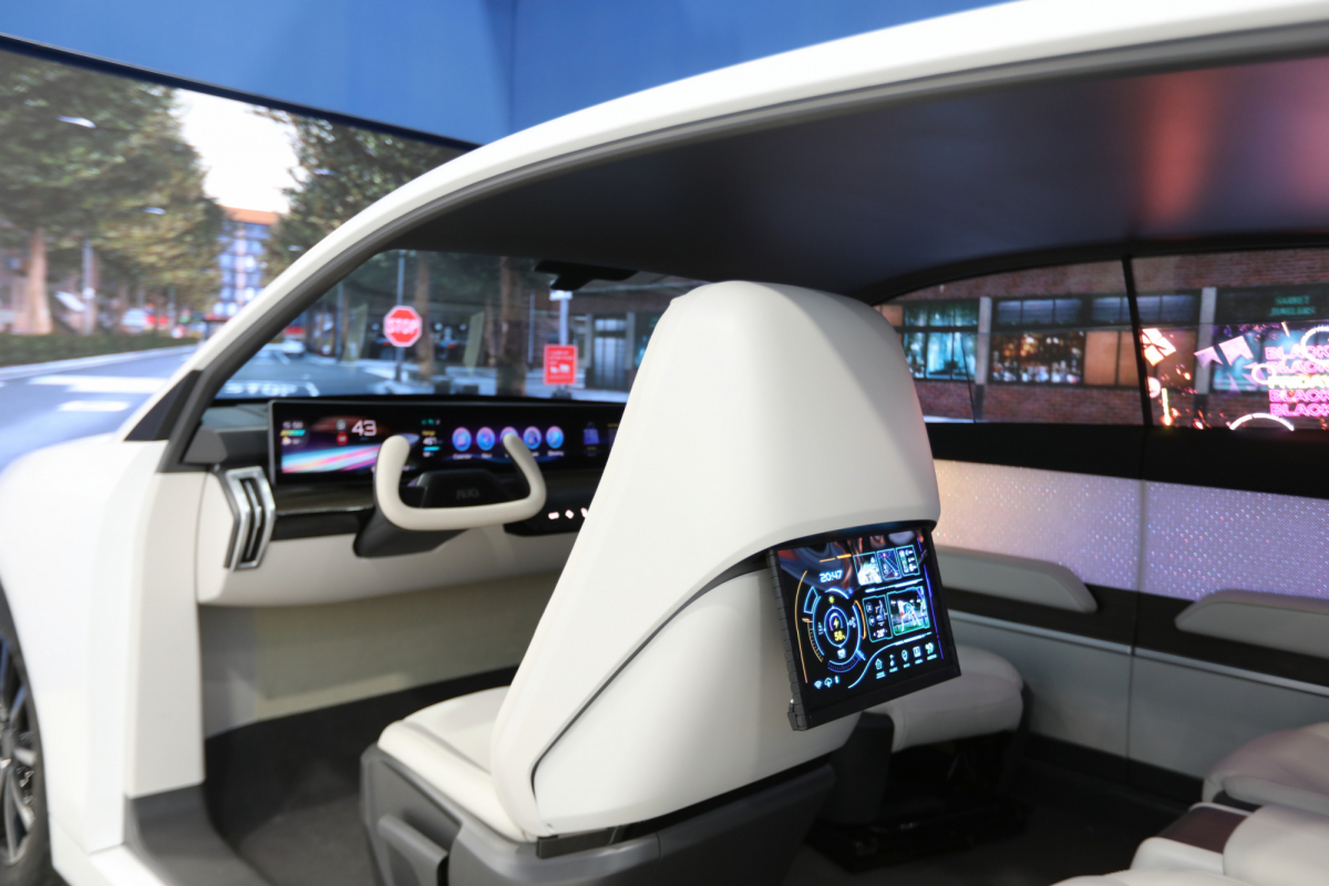 beats365的「可卷式后座娱乐显示器」加强后座乘客的感官体验，并保有个性化设计，可依使用偏好进行动态调整。