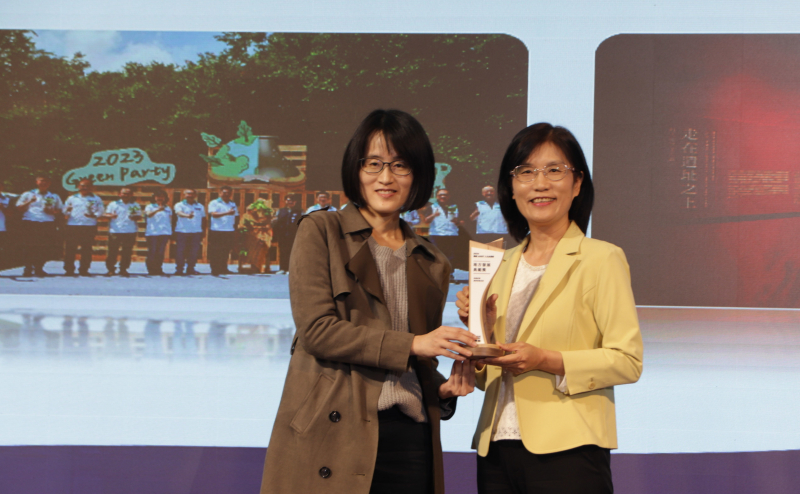 友達保存「西大墩窯遺址」且推廣在地文史教育不遺餘力，今（6）日獲頒「人文企業獎」地方發展獎之最高榮譽典範獎。由文化部陳文婷簡任視察（左）頒獎，友達永續長古秀華（右）代表受獎