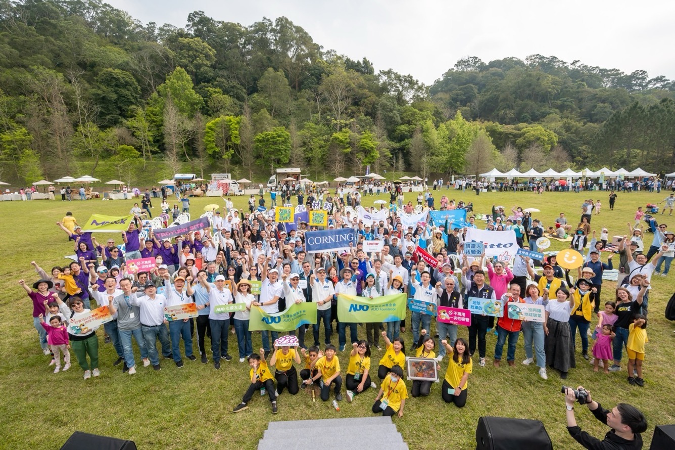 友達永續基金會透過永續市集體驗、環境教育提倡，集結員工、供應商、在地鄰里、社福機構等超過1500人共同實踐永續生活