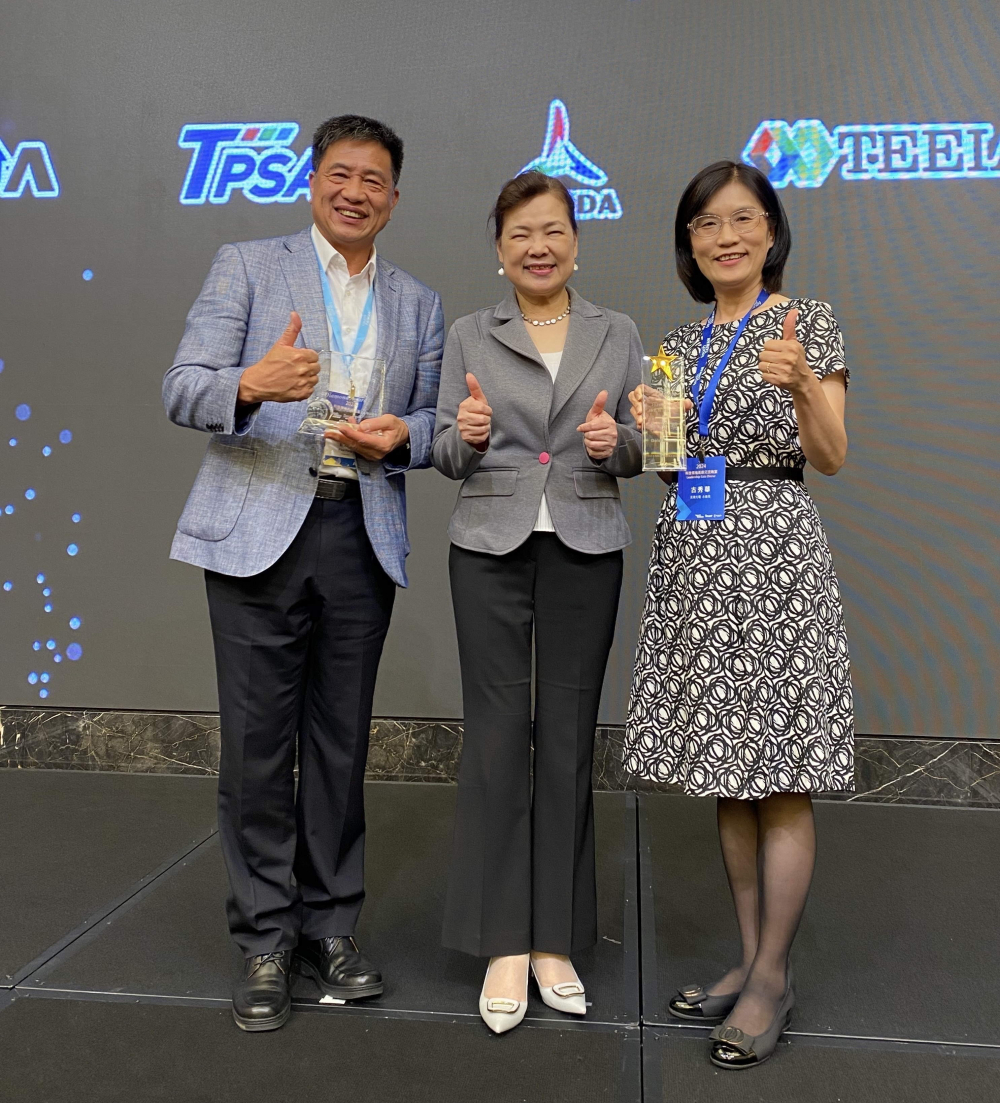 友達致力推動永續發展，於Touch Taiwan2024以3R策略貫穿Display、ESG展位實現綠色展覽目標之成果，Display展位獲綠色裝潢設計鑽質獎最高榮譽，ESG同獲金質獎殊榮。由經濟部長王美花（中）親自頒予友達光電董事長彭双浪（左）、友達光電永續長古秀華（右）