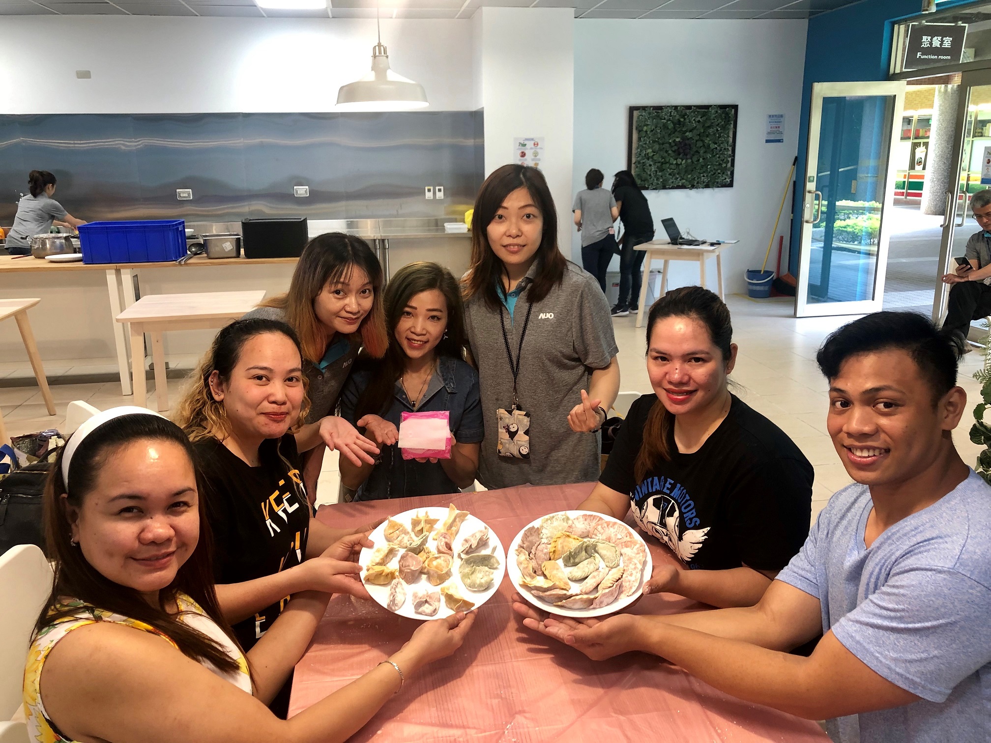 友達將DEI理念貫徹到企業文化和實踐，舉辦如台菲廚藝交流等活動，讓同仁了解彼此文化差異、培養情感