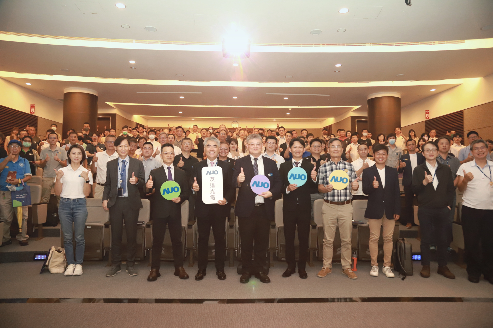 友達光電邀請領域專家共研再生能源發展、電力需求及建築物減碳等議題進行交流，盼共擘綠色永續生態圈的嶄新契機。