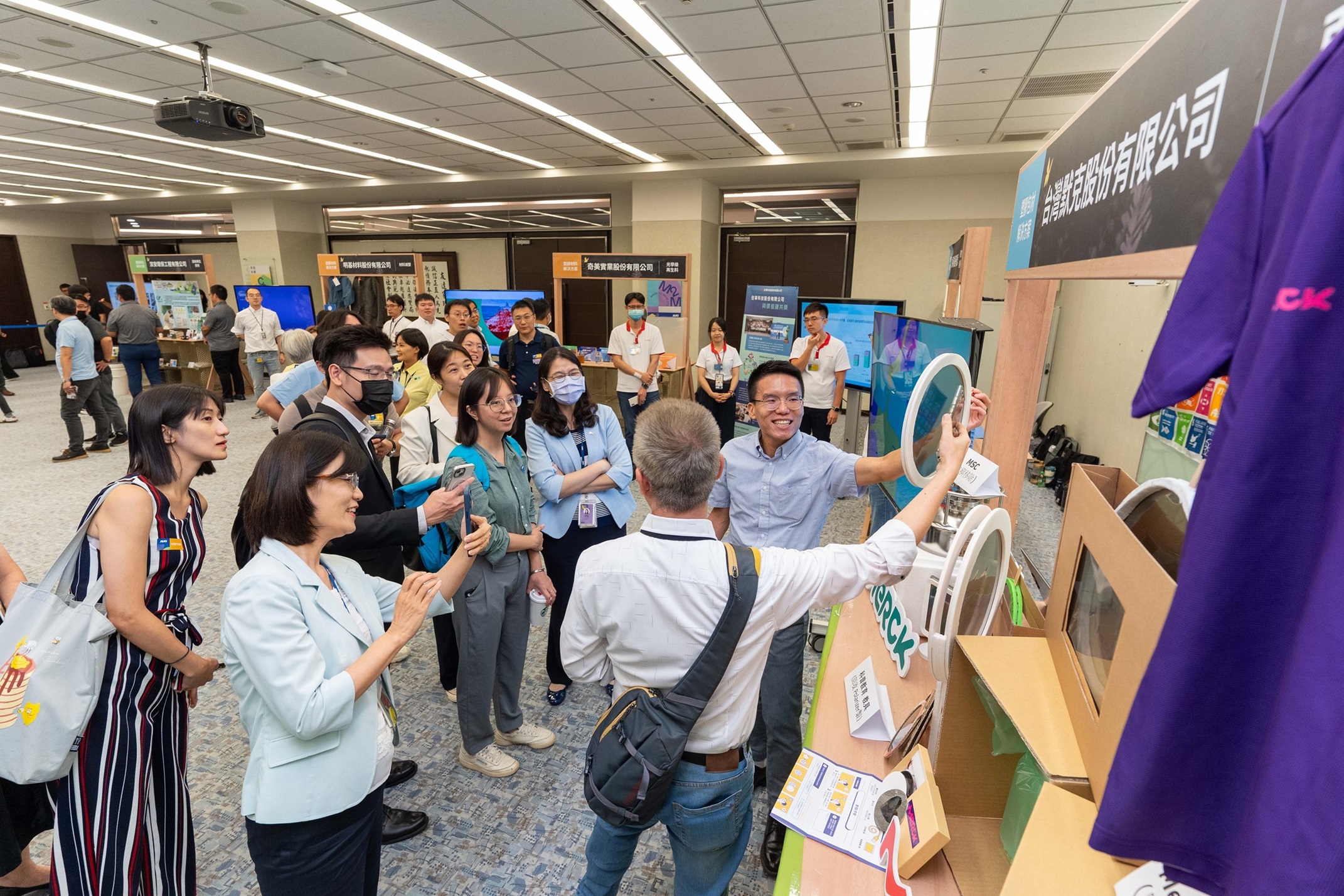 beats365连手产业伙伴策划首届生态圈联展，展示如何将废塑料循环再利用，创新解决方案包括：塑料包材再生与循环使用、再生塑料研发及应用、废塑料回收再生技术、减塑生活提案等