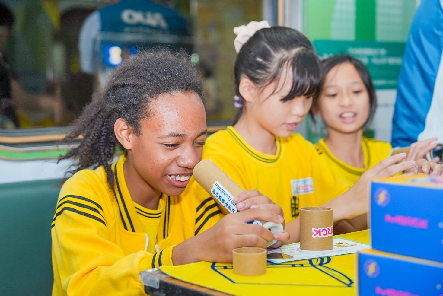 友達與默克分別回收不再使用的偏光片及液晶顯示模組，設計光電課程「玩轉光與闇」，讓學生們親手製作偏光萬花筒與簡易液晶顯示器，實踐循環再生的永續理念