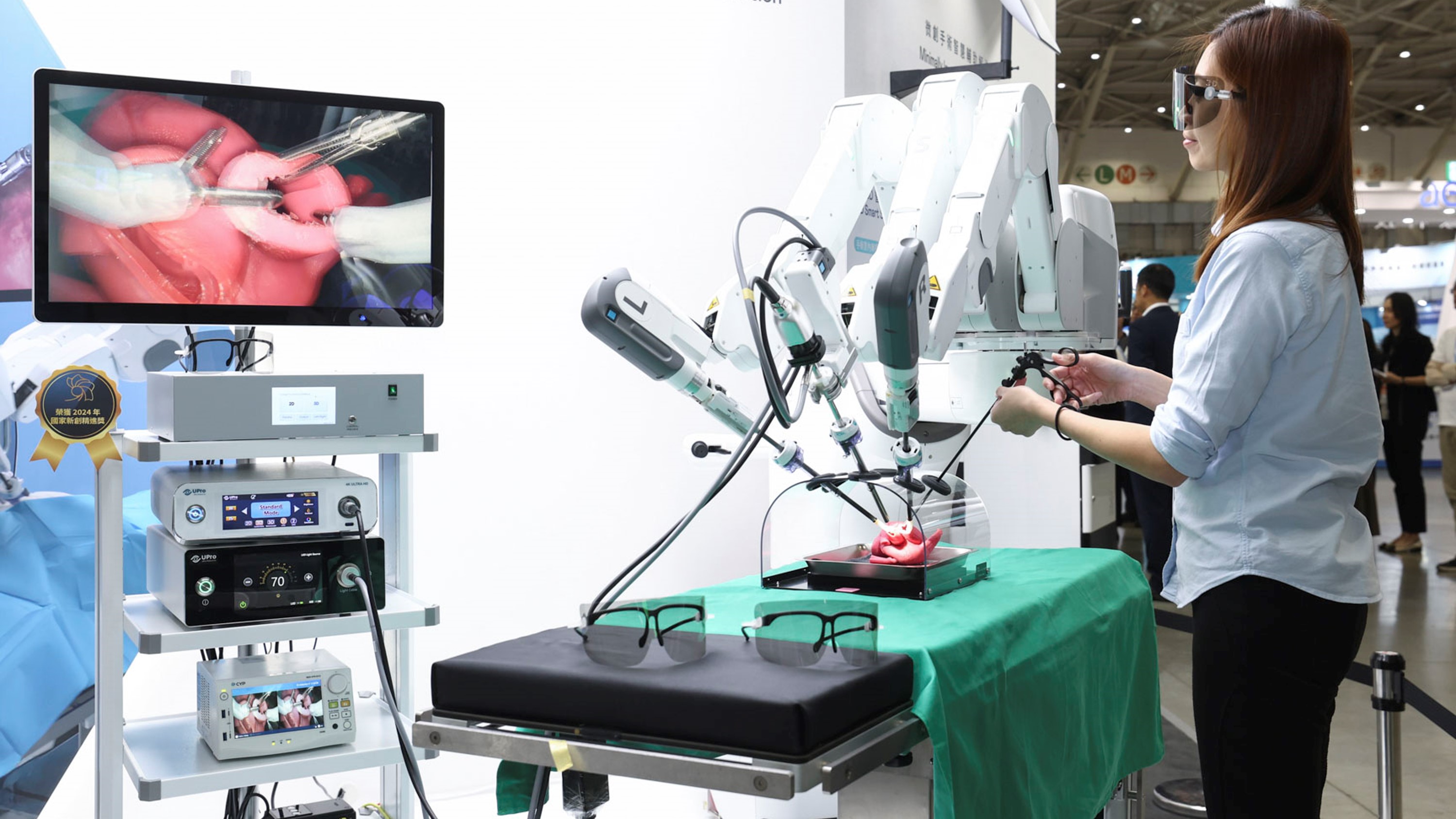 達擎寬視角3D醫療顯示器可應用於機器人手術即時3D解決方案，提供醫療團隊即時、同步的3D手術影像，提升溝通效率與手術安全性