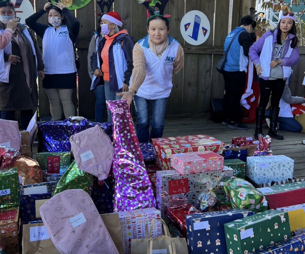 友達永續基金會「圓夢列車」年年迴響熱烈，認捐同仁精心挑選禮物、巧手包裝，整理成隊後，將祝福一一打包送出