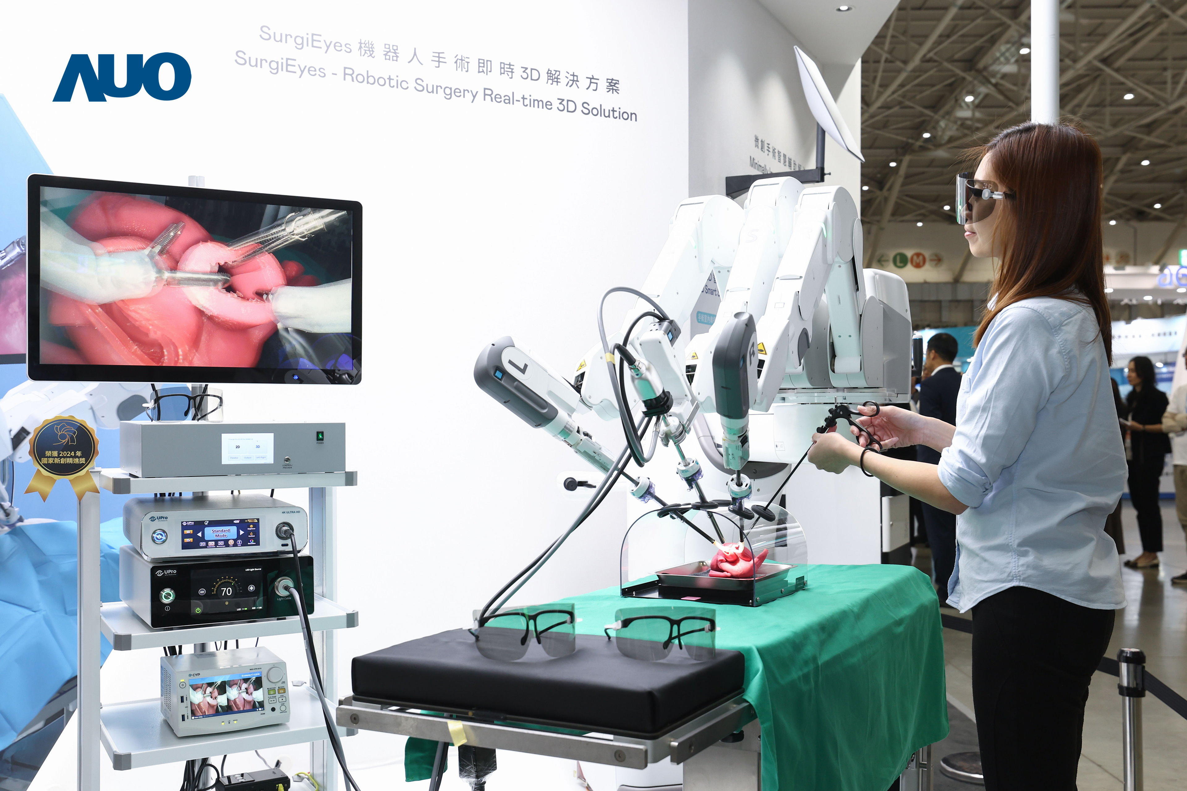 达擎以领先的3D显示技术推出〝SurgiEyes机器人手术实时3D解决方案〞，整合先进3D图像处理与独家3D垂直宽视角、广色域的显示技术，手术团队可实时同步主刀医师视角看到清晰3D影像，提升沟通效率与安全性。