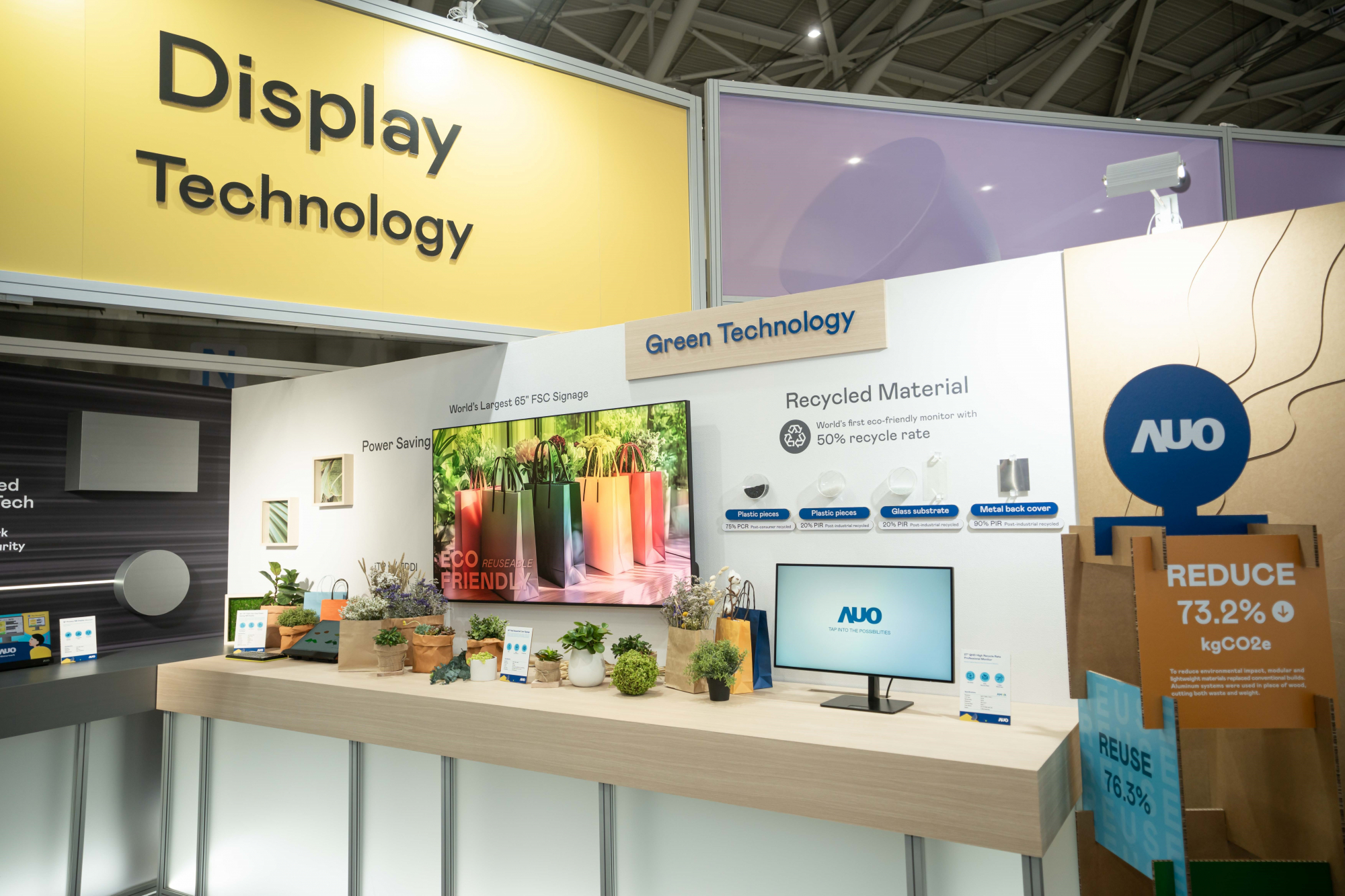 友達Touch Taiwan 2025雙展位再度獲etouch 綠色裝潢設計獎肯定；智慧顯示展位以鋁製模組系統取代傳統木作施作，並在相關裝潢物與設計使用可回收、可重複使用的材料，體現低碳與循環精神。