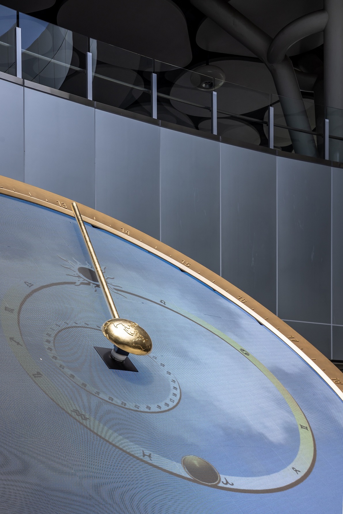 創利空間參與《高雄車站共感空間》公共藝術計畫，擔任視覺科技整合夥伴。於「看時間」天文鐘作品中提供技術指導，整合圓形LED鐘面與鐘體結構，在時間、天象星盤與空間氛圍間生動展演