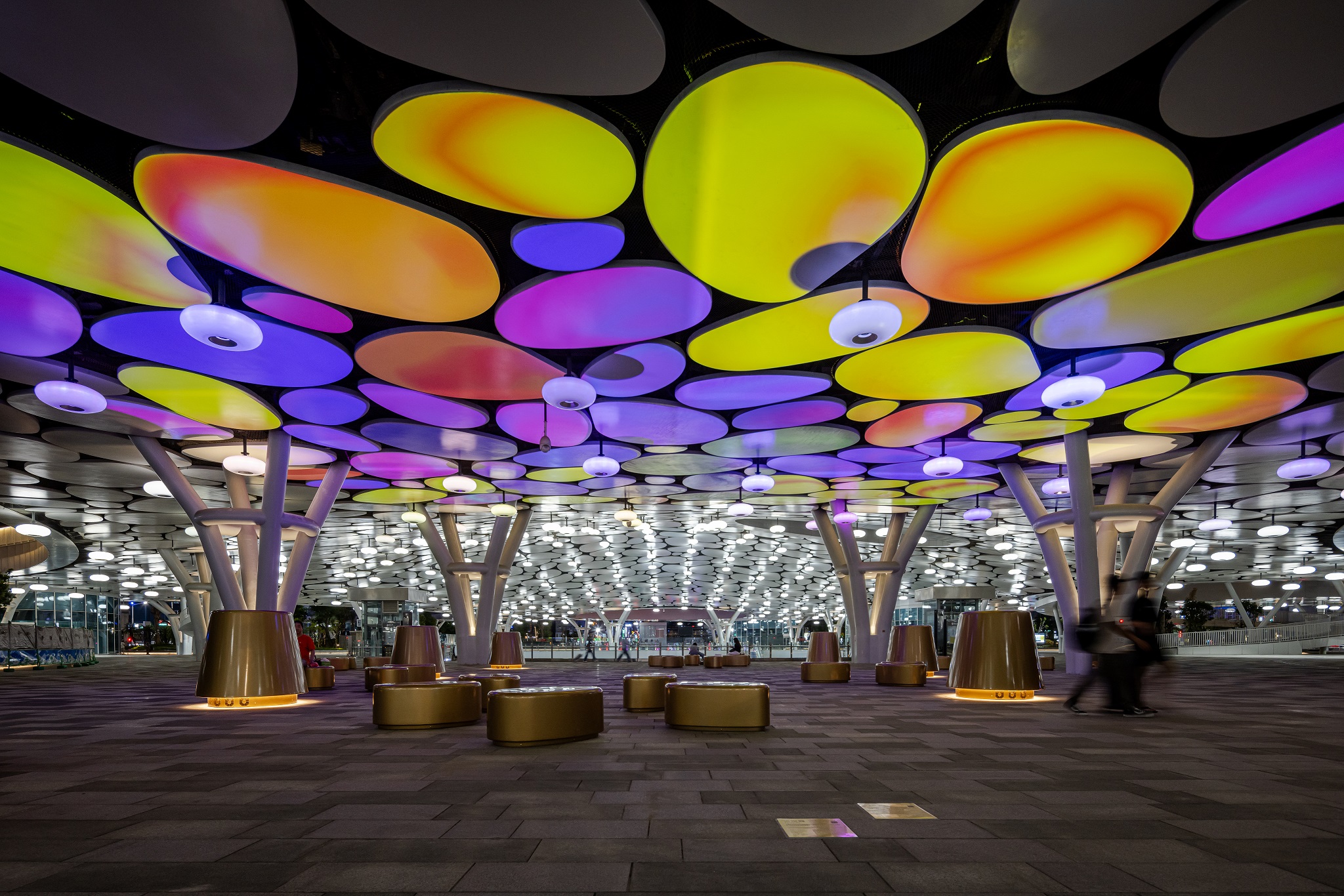 於「染色彩」作品中，創利空間協助藝術團隊將高雄車站天棚2700片鋁製雲朵染上繽紛色彩，從設備設定、光影軟體串接到現場調校，確保光線準確落在雲朵表面，展現層次與意境