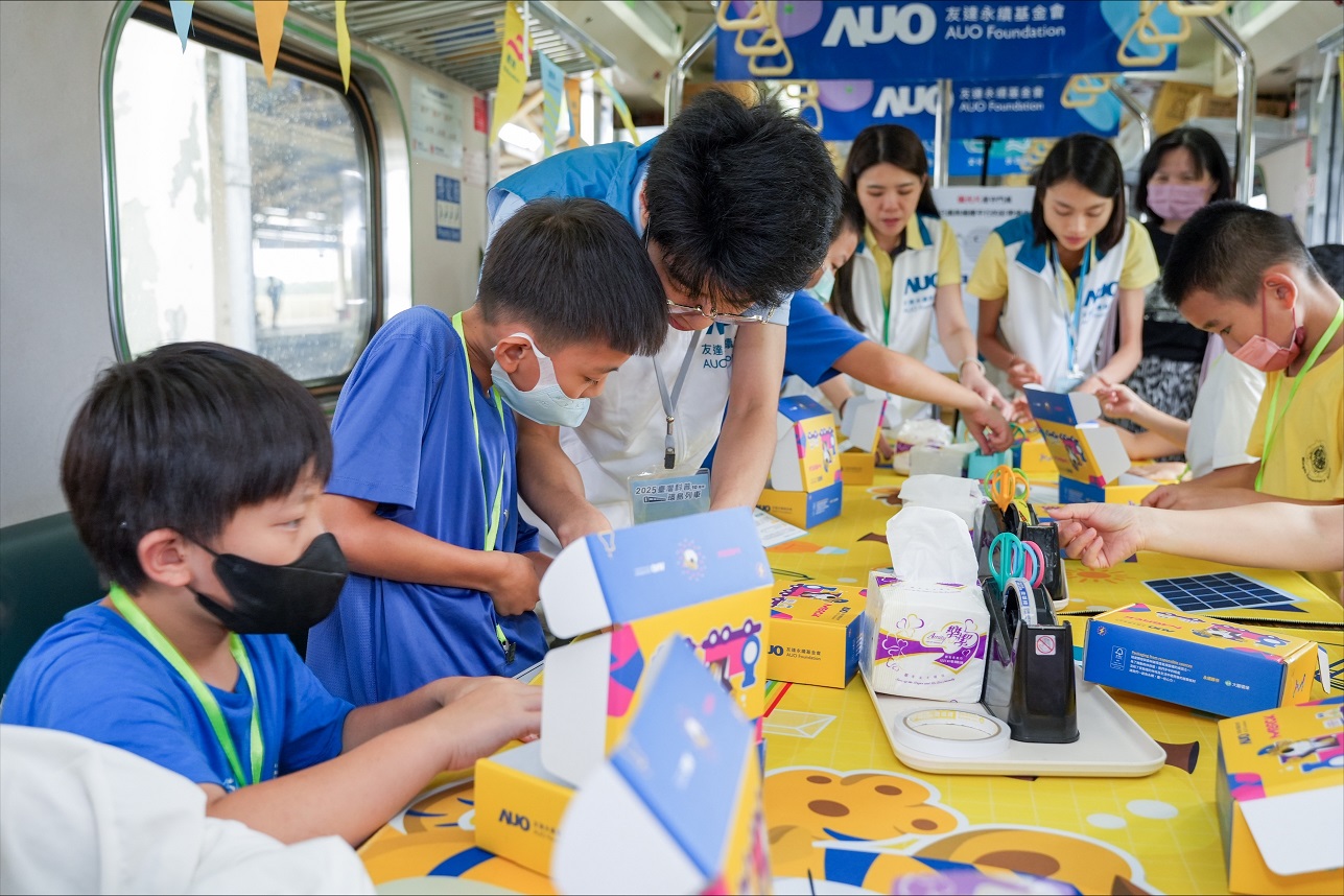 今年友達設計「光電、再生能源、水資源」三大課程主題，攜手供應鏈夥伴默克及大豐環保，以循環經濟理念開發創意教材