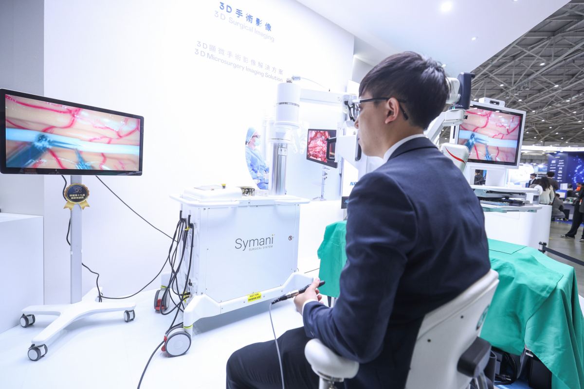 達擎推出「3D顯微手術影像解決方案」，將3D影像技術從腹腔內視鏡手術延伸至神經、血管、淋巴等高難度顯微手術，提供超清晰立體視野，協助醫療團隊在複雜手術中完成精準細膩操作。