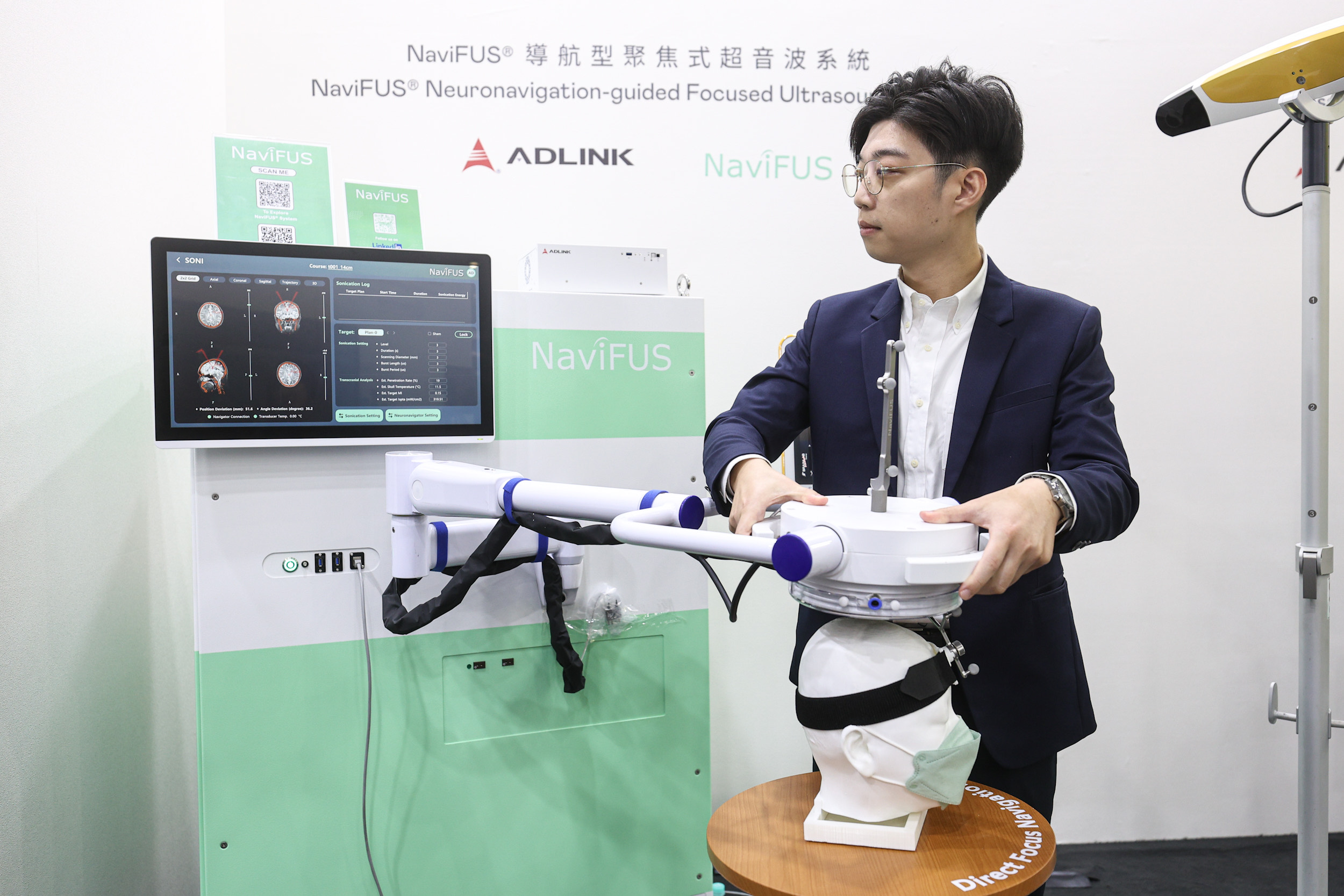達擎攜手凌華科技與浩宇生醫合作的「NaviFUS&reg; 導航型聚焦式超音波系統」，以凌華醫療級邊緣運算平台為核心，結合光學導航與穿顱超音波技術，非侵入性將能量精準聚焦腦內病灶，可暫時開啟血腦屏障，提升藥物遞送與治療效果。