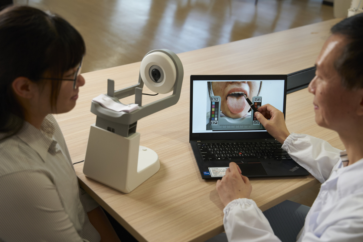 友達耘康的「舌象辨識軟體」則運用AI與大數據技術，可快速辨識舌色、舌形、苔色、苔質等特徵，顯著提升舌象辨識效率，優化檢測流程。