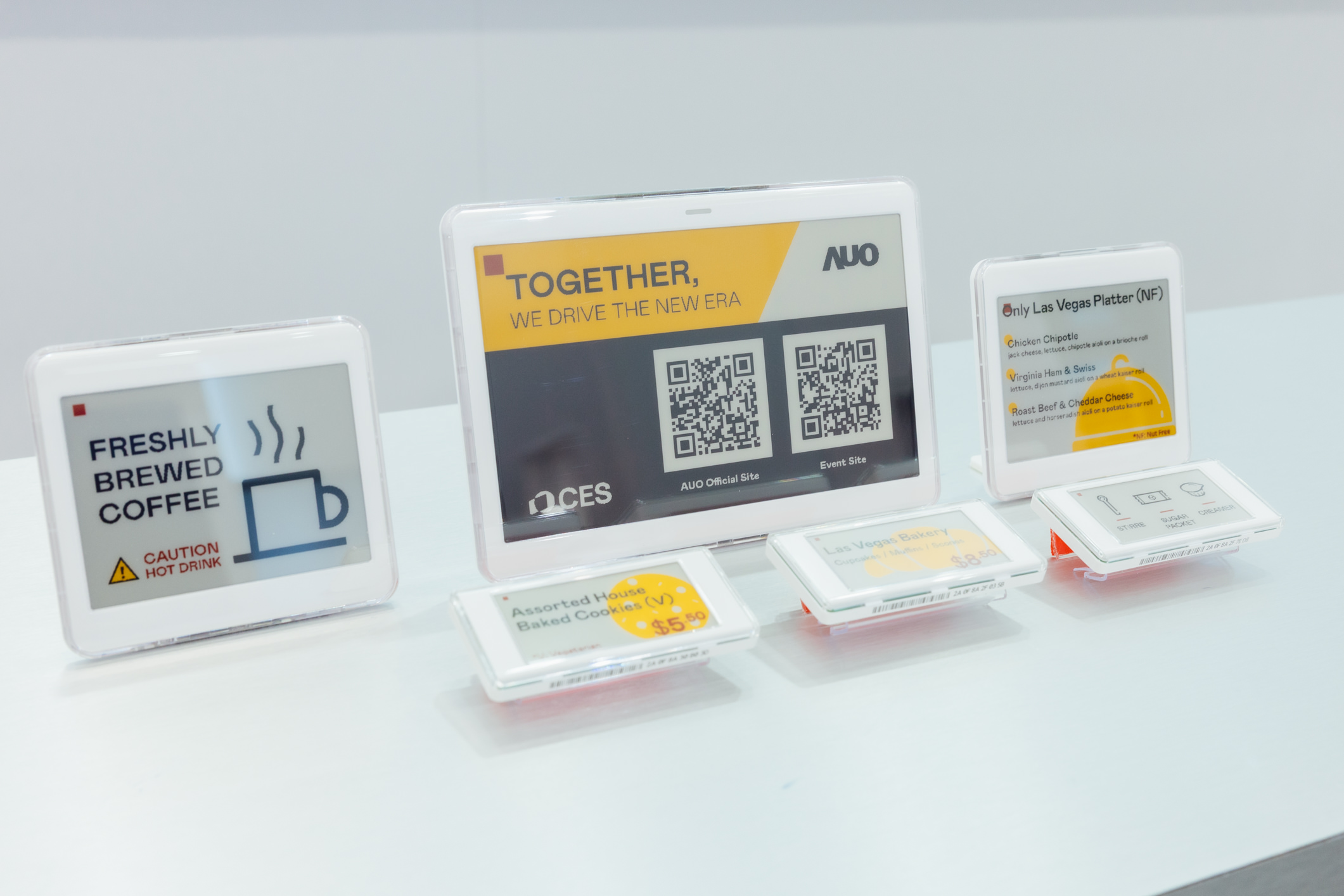 達擎開發的低功耗、全彩的aecoPost電子紙解決方案，僅在更新畫面時需要微量的電力驅動，無需佈建電線的便捷設計，使其可靈活應用、彈性選擇置放處；可搭配aecoTag電子貨架標籤解決方案，驅動商店內所有數位看板和電子貨架標籤，以遠端控制實現動態變價，提升門市人員作業效率，並以無紙化落實永續經營目標。