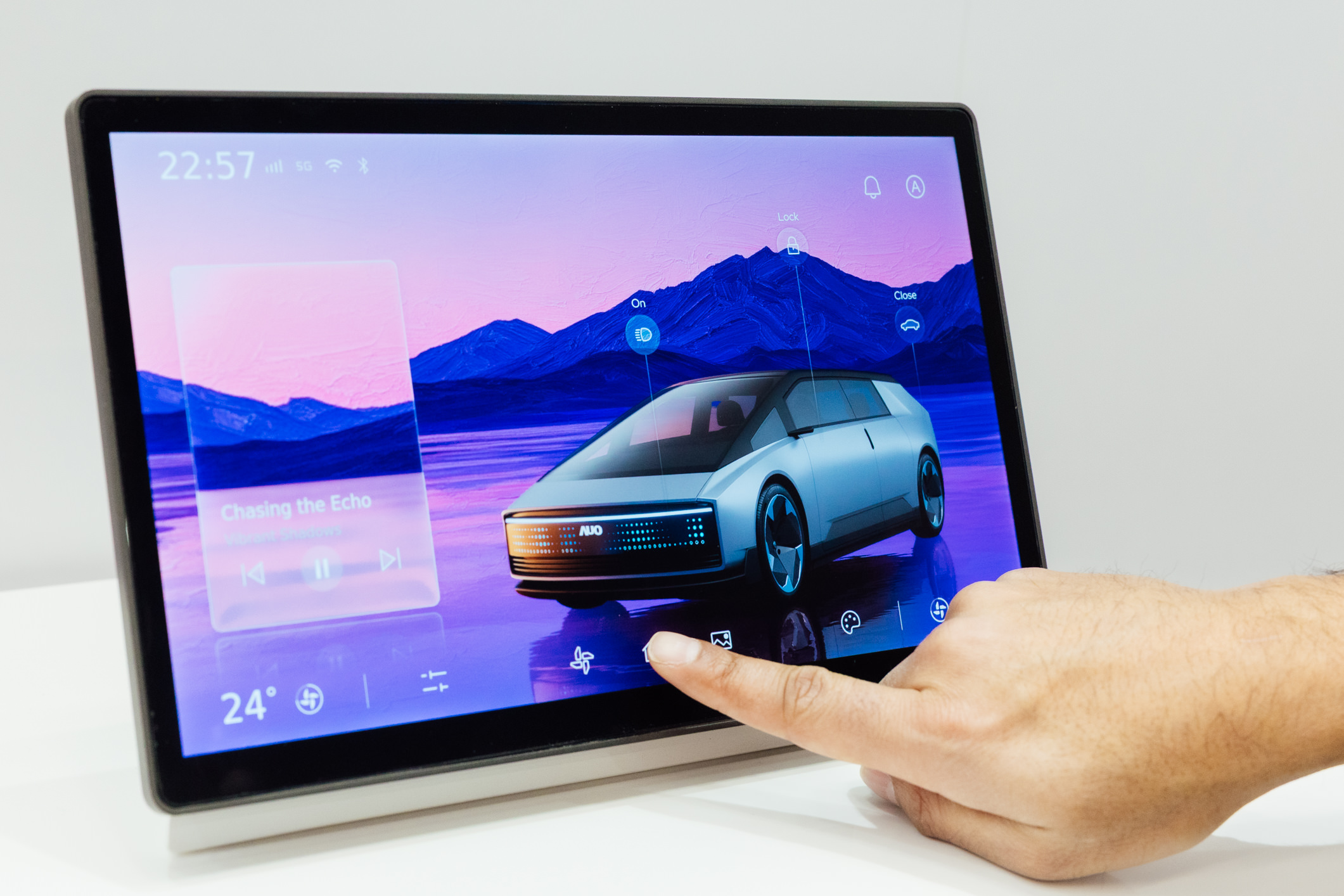 將先進抗反光技術導入於CID中控台呈現全時可視效果，並支援與座艙環境完美融合，帶來清晰且不干擾的駕駛與座艙操作體驗，兼容座艙質感與行車安全。