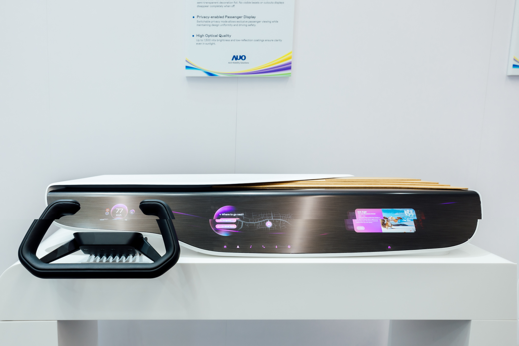 Horizon Intelligent Dash將儀表板、中控資訊顯示器及乘客資訊顯示器整合為一個無縫介面，營造端到端的一體化大尺寸顯示效果，並透過友達智慧移動所開發的網域控制器啟用AI驅動，支援訊號即時診斷與智慧空調控制。