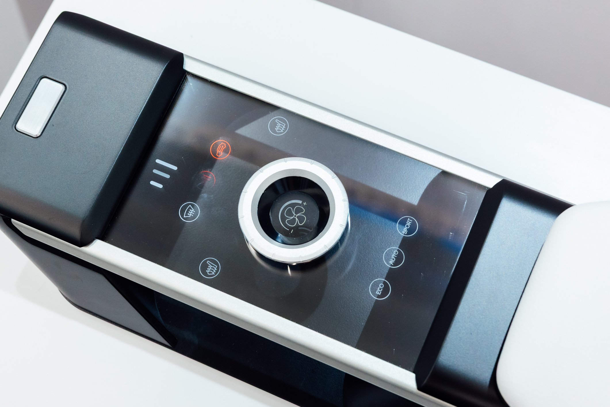 以極簡設計打造的CrystalSense Console，為中央扶手區帶來創新突破，將功能隱藏於簡約的外觀中，並採用懸浮式旋鈕搭配玻璃面板與主動觸覺回饋，僅在操作時才顯現功能選單，提供直覺且可自訂的互動體驗。